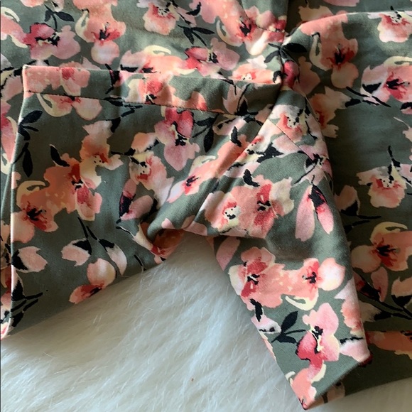 White House Black Market | floral the 5” short - Picture 4 of 13